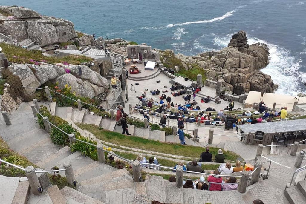Sea View In Sleeps 6 Holiday home